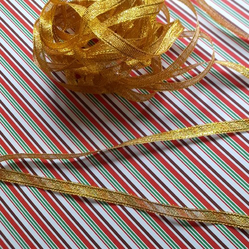 Ruban doré pailleté pour vos décorations de noël, vendu par 2 mètres, de 6,00 mm de largeur.