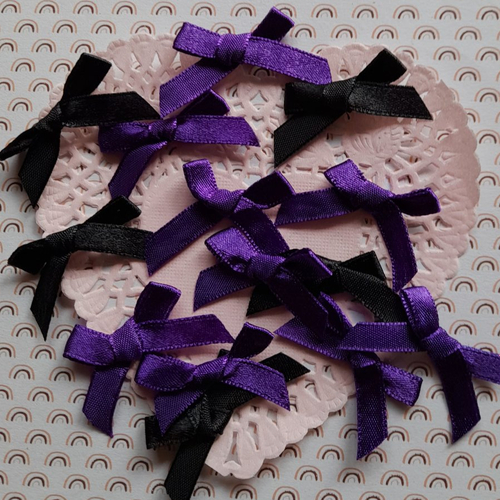 Noeuds en satin violets et noirs vendus par 14, à coudre, barrettes, headband, serre-tête de 3,50 cm de largeur.
