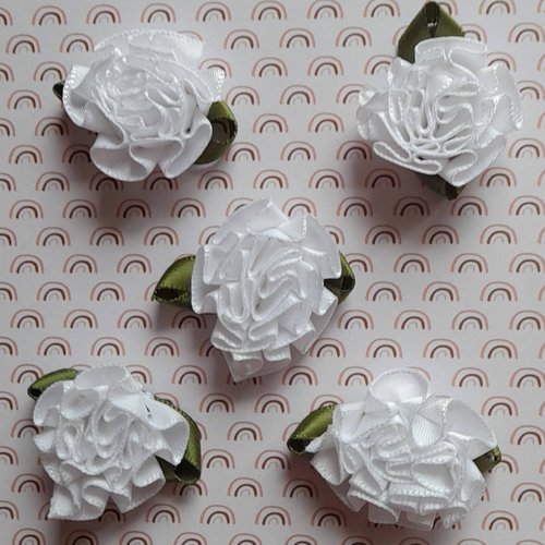 Fleurs blanches en satin, par 5 fleurs, pour créations de barrette, headband, layette, carterie, 3,50 cm de largeur.