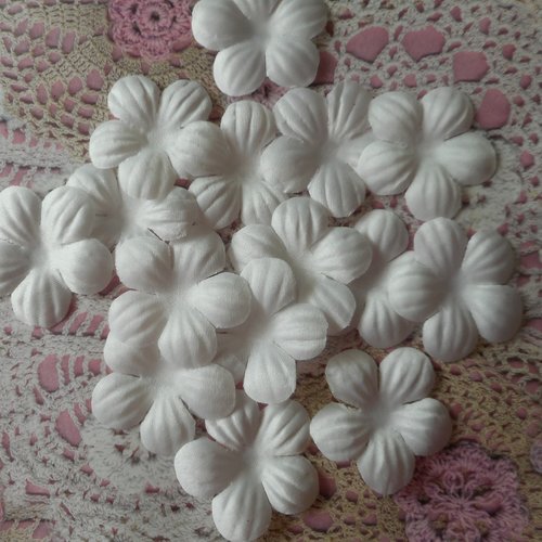 Fleurs blanches satinées, par 40 fleurs, pour vos créations shabby chic, 3,80 cm de diamètre.