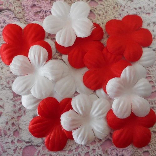 Fleurs blanches et rouges satinées, par 40 fleurs, pour vos créations shabby chic, 3,80 cm de diamètre.