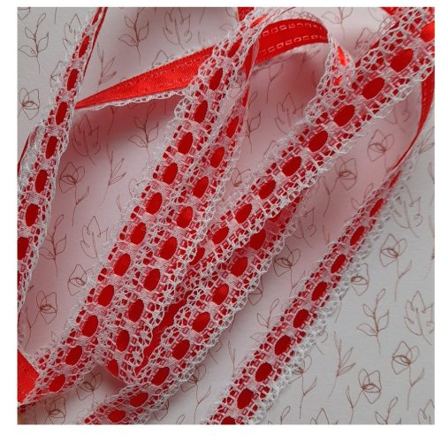 Ruban en satin rouge et dentelle blanche pour layette, créations shabby chic de 1,50 cm de largeur.
