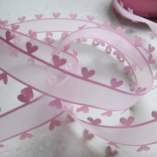 Ruban en organza rose avec des coeurs sur les bordures, de 2,50 cm de largeur.