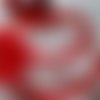 Ruban en organza rouge avec des coeurs sur les bordures, de 2,50 cm de largeur.