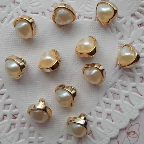 Boutons dorés et coeurs ivoire à queue en acrylique pour créations shabby chic, mariage, robe de mariée, vendu par 10 boutons.