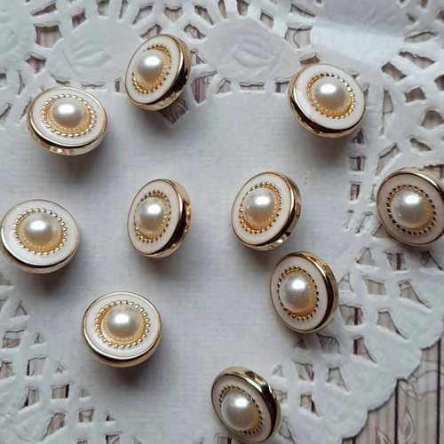 Boutons ronds doré et blanc à queue en acrylique pour créations shabby chic, mariage, robe de mariée, vendu par 10 boutons.