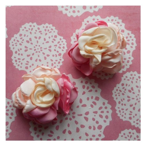 Fleurs de différents de tons de rose en satin, par 2 fleurs, pour créations de barrettes, headband, carterie, de 6,00 cm de diamètre.