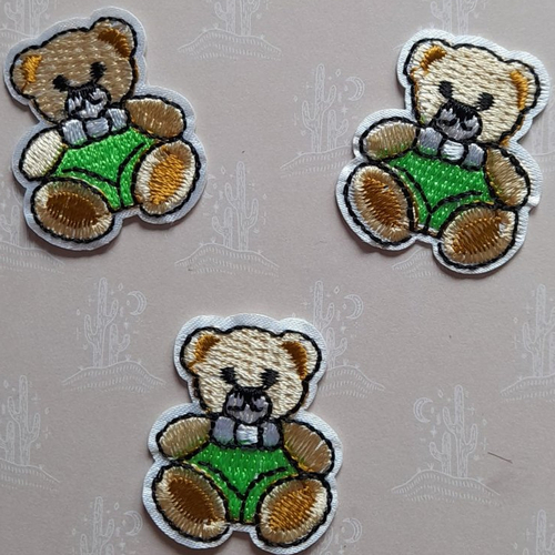 Appliques thermocollantes ours vertes en feutrine pour customisation de vêtement d'enfant, layette, bonnet, 3,50 cm de cm.