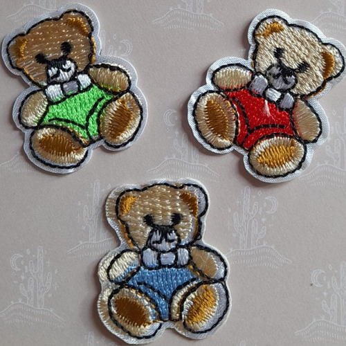 Appliques thermocollantes ours rouge, vert et bleu en feutrine pour customisation de vêtement bébé, layette, bonnet, 3,50 cm de cm.