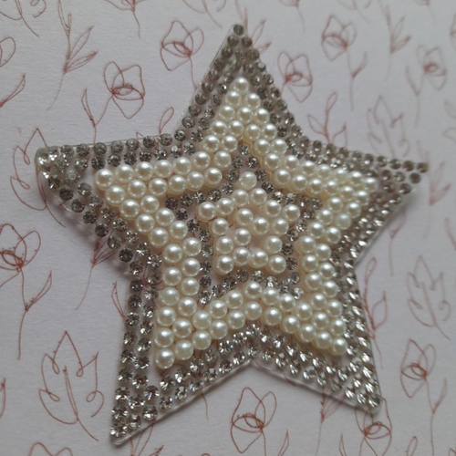 Patch thermocollant en forme d'étoile avec des strass et des perles en acrylique de 7,00 cm de hauteur.