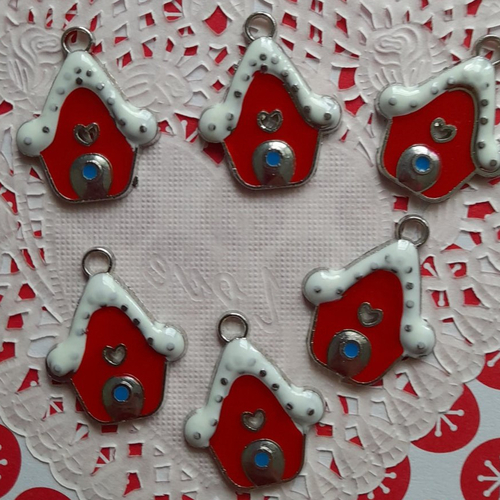 Breloques chalets rouge de noël en métal argenté, par 6 breloques pour la création de vos bijoux, 2,50 cm de haut.