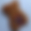 Ecusson à coudre représentant un petit ours marron avec une salopette écossaise en tissu fourrure polyester, de 10,00 cm de hau