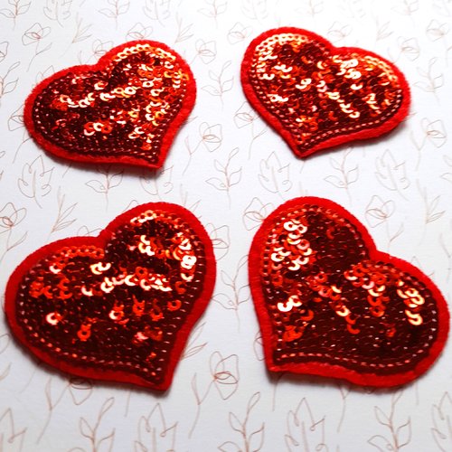 Coeurs thermocollants en sequins rouges, vendus par 4, pour customiser des vêtements ou en décoration, de 5,00 cm de largeur.