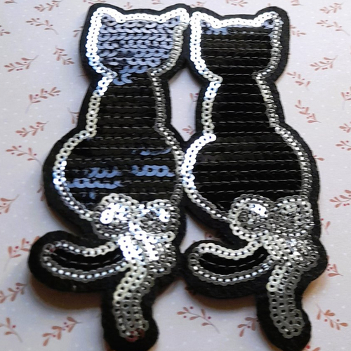Chats thermocollants en sequins noirs et argent pour customiser des vêtements ou en décoration, de 12,00 cm de hauteur.