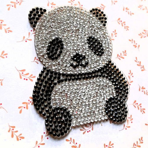 Panda thermocollant en strass en verre pour customiser des vêtements ou en décoration, de 7,00 cm de hauteur.
