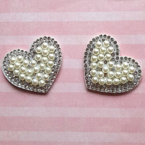 Patchs à coudre en forme de coeur avec des strass en verre et des perles en acrylique.  vous pouvez coudre les scratchs ou le coller