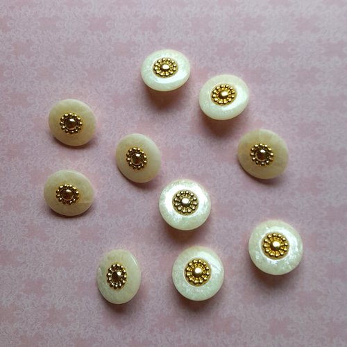 Boutons vintage ronds en plastique ivoire et doré, vendu par 10 boutons, 1,80 cm de diamètre.