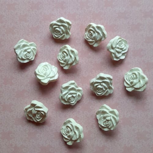 Boutons vintage fleurs blancs à queue en plastique, vendu par 12 boutons, 1,80 cm de diamètre.