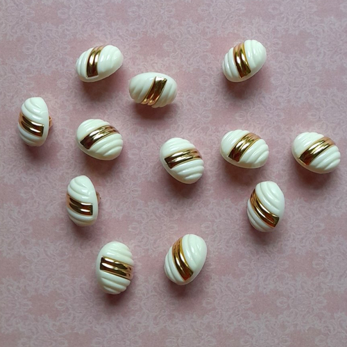 Boutons vintage ivoire et motif doré à queue en plastique, vendu par 12 boutons, 1,40 cm de diamètre.