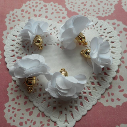 Pompons blancs fleurs en tissu, par 5 pompons, pour créations shabby chic, fabrication de  bijou de sac, porte clés, 3,00 cm de hauteur.