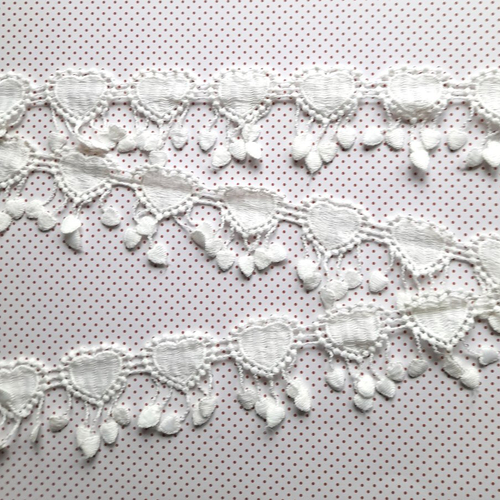 Appliques coeurs en dentelle blancs, pour créations shabby chic, customisation, par 12 coeurs, 5,00 cm de hauteur.