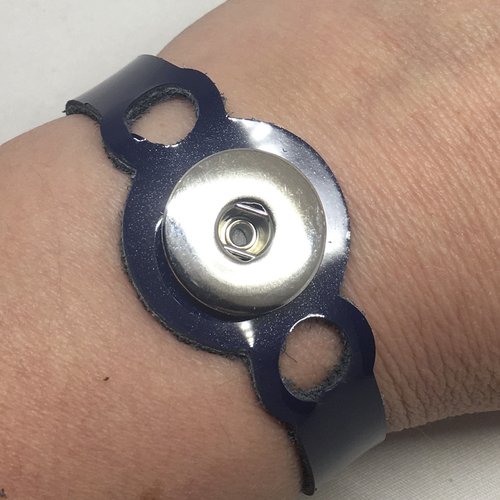 Bracelet enfant artisanal en cuir vernis bleu pour bouton pression interchangeable