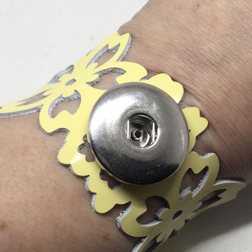 Bracelet cuir véritable jaune vernis motif fleurs (moyen) avec support bouton pression 30 mm