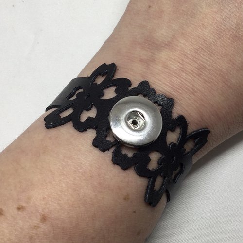 Bracelet cuir véritable noir motif fleurs (petit) avec support pour bouton pression