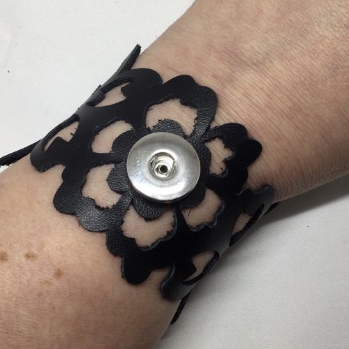 Bracelet cuir véritable noir motif fleurs (grand) avec support pour bouton pression