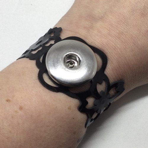 Bracelet cuir véritable vernis noir motif fleurs avec support maxi bouton pression