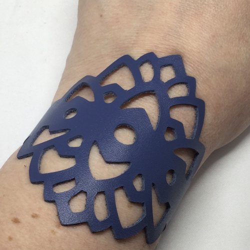 Bracelet cuir véritable bleu marine lotus (moyen)