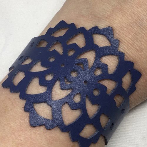 Bracelet cuir véritable bleu marine lotus (petit)