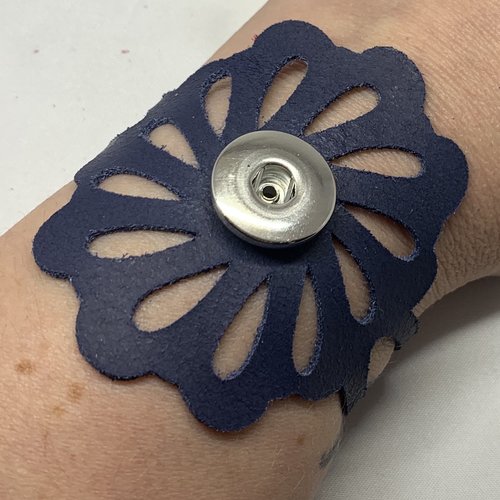 Bracelet femme fleur en cuir véritable bleu marine ajouré pour bouton pression interchangeable 20mm