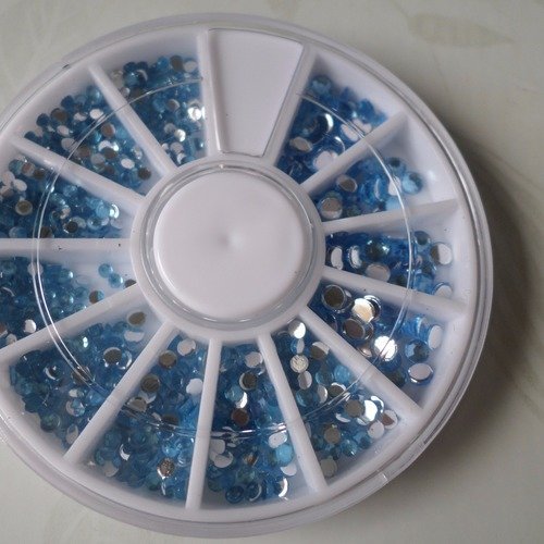 X 1 carrousel de +/-3000 strass/demi-perle rond bleu à coller 1,5 à 4 mm