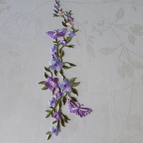 X 1 applique écusson/patch brodé thermocollant fleur/papillon ton violet 
