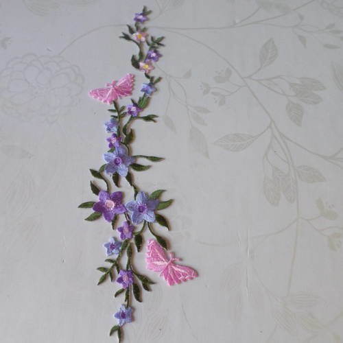 X 1 applique écusson/patch brodé thermocollant fleur/papillon ton mauve 