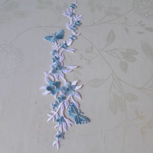 X 1 applique écusson/patch brodé thermocollant fleur/papillon ton bleu/blanc 