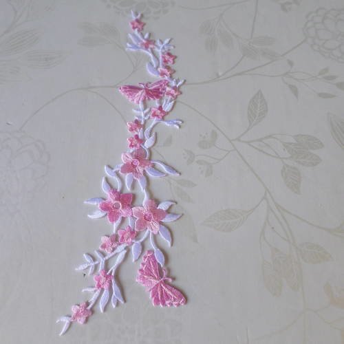 X 1 applique écusson/patch brodé thermocollant fleur/papillon ton rose/blanc 