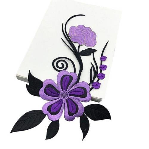 X 1 applique écusson/patch thermocollant brodé motif fleur ton violet/noir 