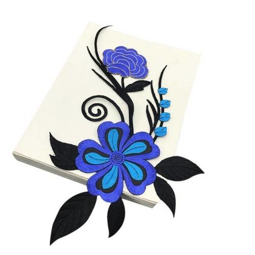 X 1 applique écusson/patch thermocollant brodé motif fleur ton bleu/noir 