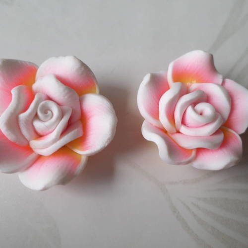X 2 perles fleur ton rose clair contour blanc en pâte polymère 20 mm 
