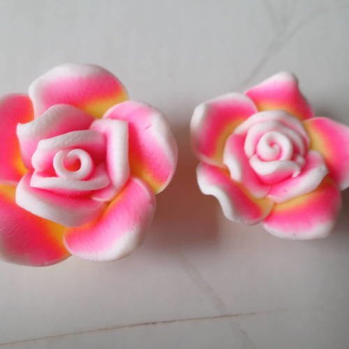 X 2 perles fleur ton rose/jaune contour blanc en pâte polymère 20 mm 