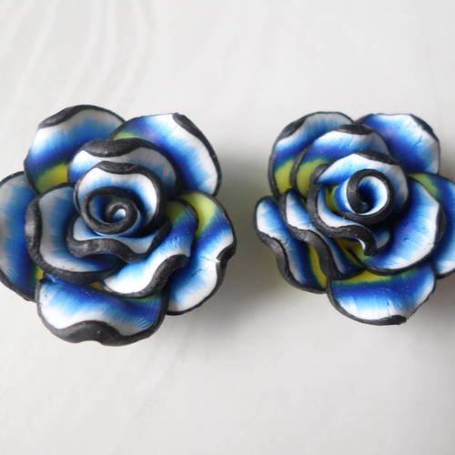 X 2 perles fleur ton bleu contour noir en pâte polymère 20 mm 