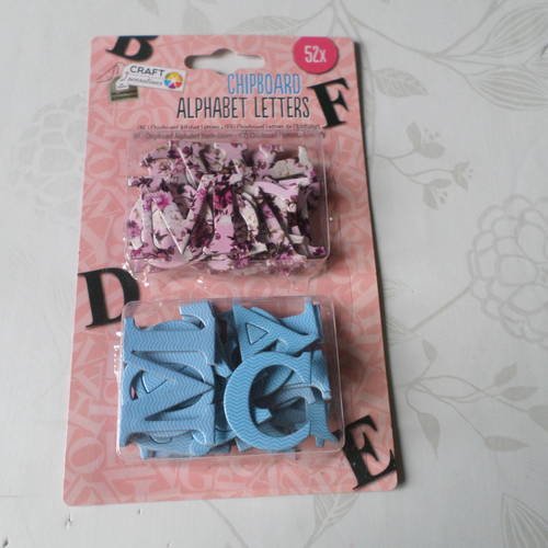 X 52 lettres/alphabet en carton à motif vintage fleur ton rose et uni bleu 20 mm 