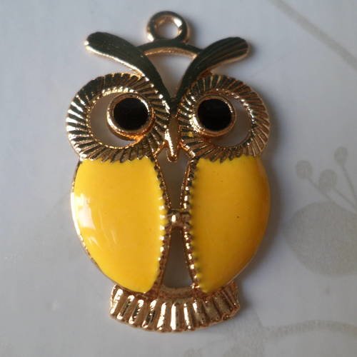 X 1 pendentif/breloque hibou émail jaune métal doré 34 x 21,5 mm 