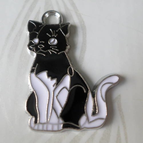 X 1 pendentif/breloque chat émail noir/blanc métal argenté 28 x 20 mm 