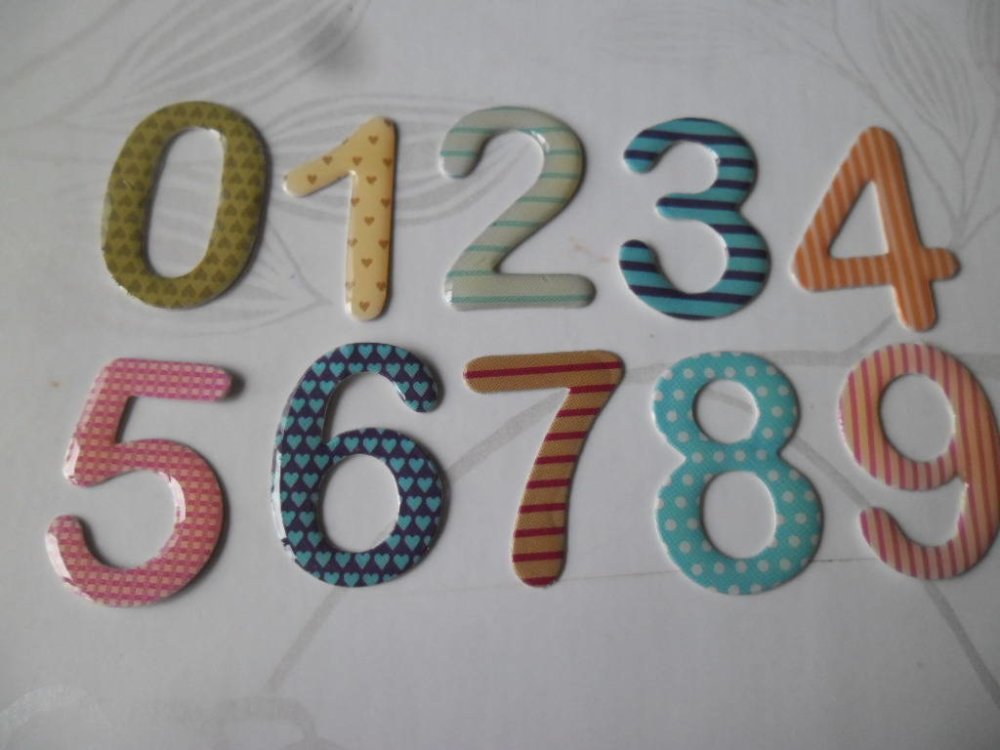 X 1 lot de 10 chiffres 3d 0 à 9 motif multicolore à coller 2,8 cm - Un