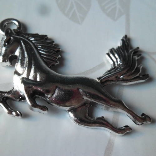 X 1 grand pendentif cheval métal argenté 5,1 x 4,3 cm 