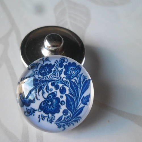X 1 bouton pression(bijou)rond en verre motif fleur bleu/blanc 18 mm 