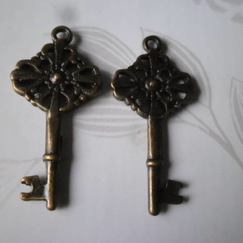 X 2 pendentifs/breloque clés ciselé couleur bronze 3,9 x 1,9 cm 